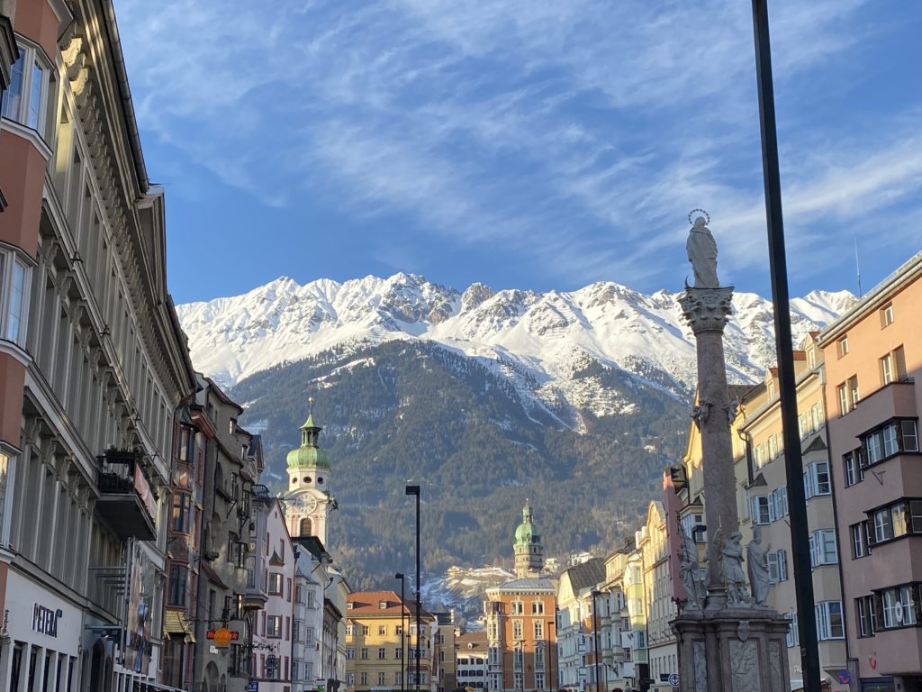 Blick von Innsbruck auf die Alpen
